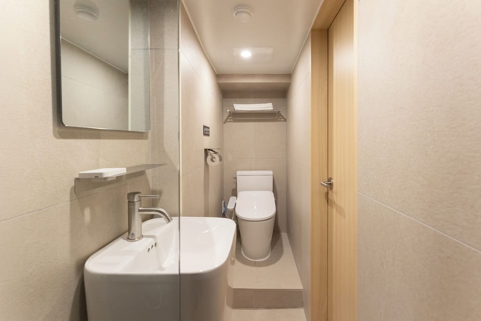 Standard Triple | Bathroom | Shower, hair dryer, slippers, towels