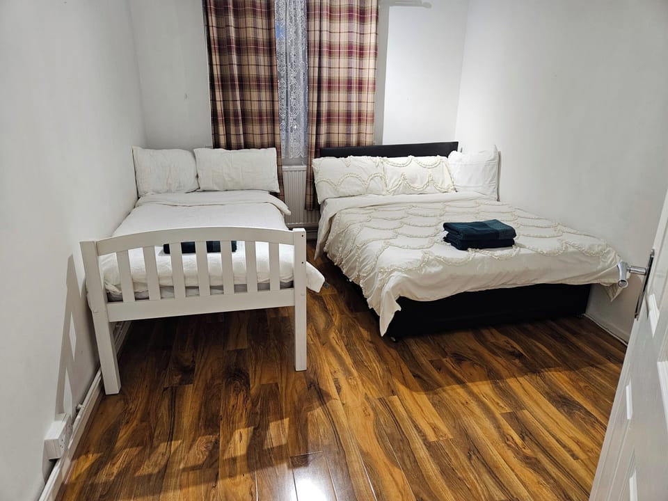 Mitcham Junction - 2 Bed Apartment - Sleeps 6 Apartment in London Borough of Croydon