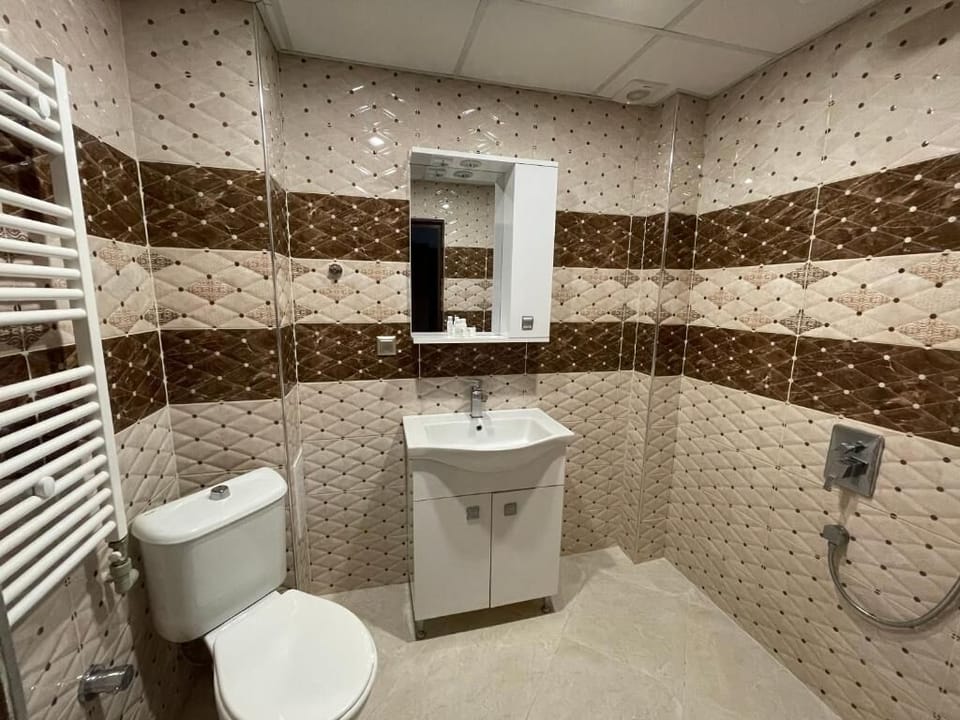 Comfort Double Room, Balcony, Partial Lake View | Bathroom | Separate tub and shower, towels, soap, shampoo