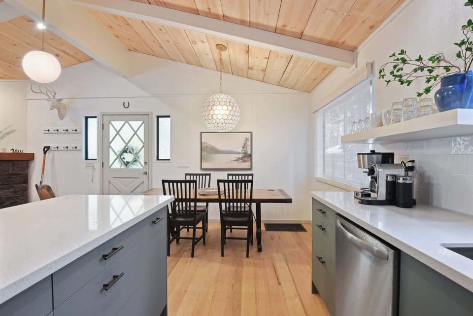 Dining table that seats 8, and full kitchen