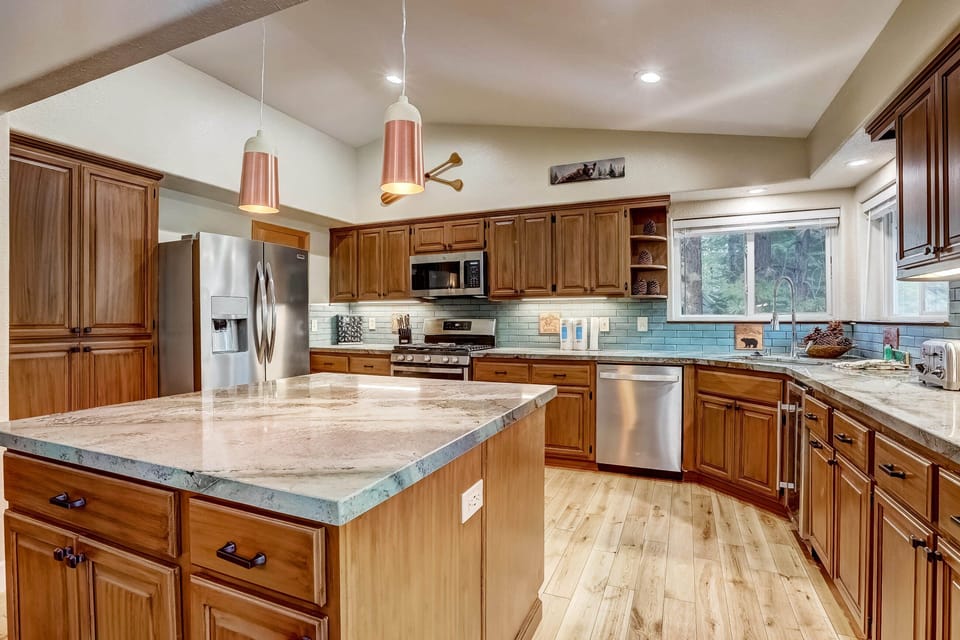 Full kitchen w/ drip coffee maker, toaster, blender, slow cooker, wine fridge, and more!