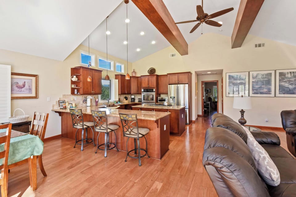 Full kitchen w/ toaster, drip coffee, slow cooker, blender, and more!