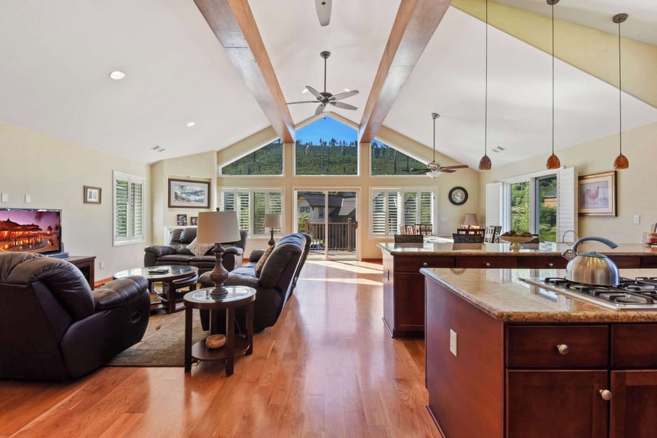 Spacious upstairs w/ living room, kitchen, dining area, balcony