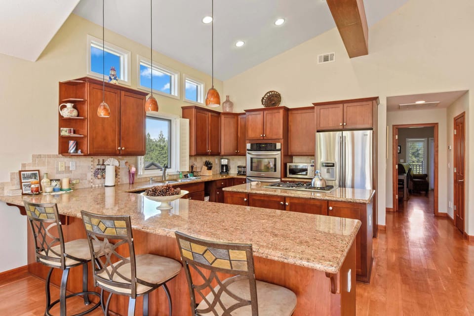 Full kitchen w/ toaster, drip coffee, slow cooker, blender, and more!