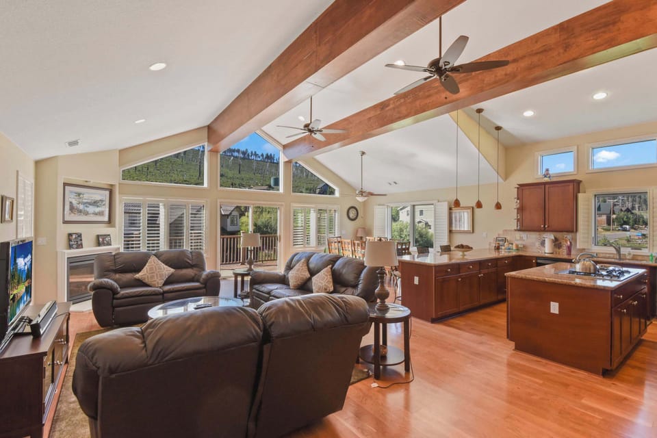 Spacious upstairs w/ living room, kitchen, dining area, balcony
