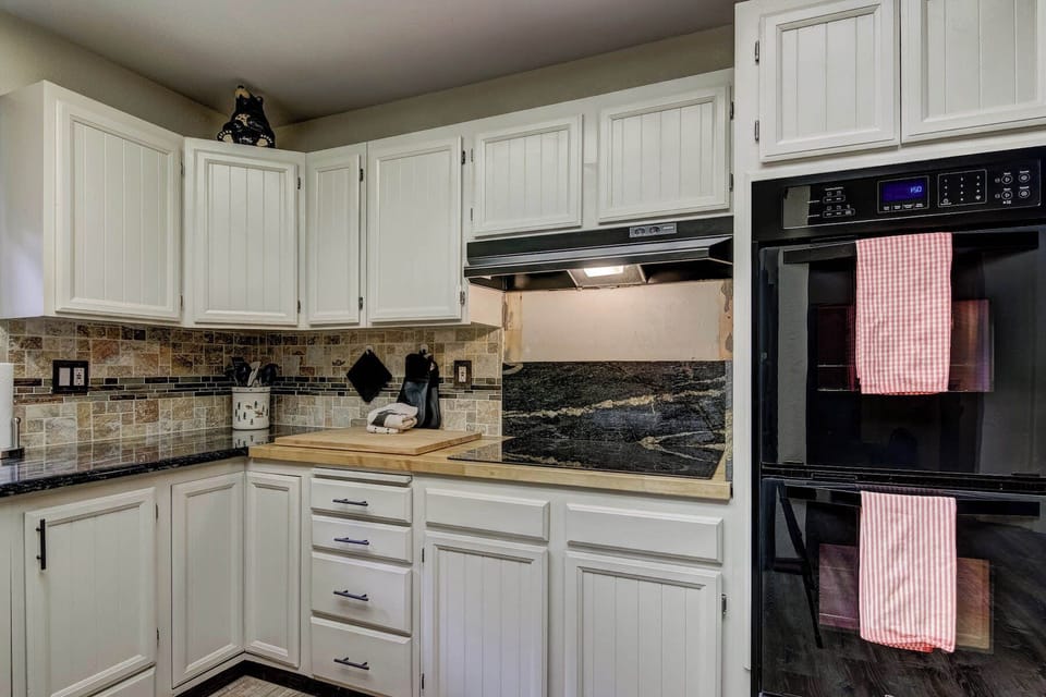 Full kitchen w/ toaster, drip coffee maker, slow cooker, blender, wine ware and more!