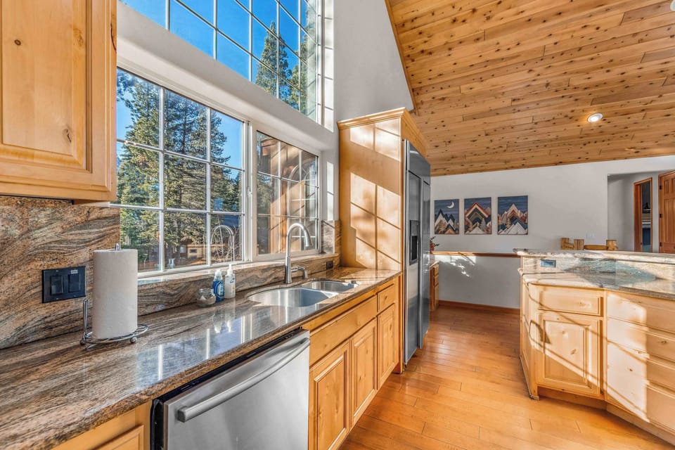 The views continue into the kitchen. Fully remodeled with everything you need to feel at home in the kitchen 