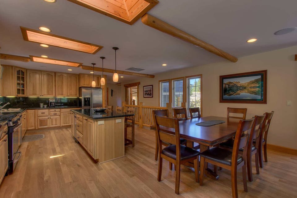 Full kitchen w/ toaster, drip coffee pot, blender and more