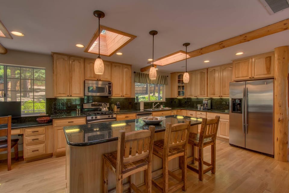 Full kitchen w/ toaster, drip coffee pot, blender and more