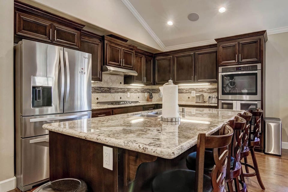 Full kitchen w/ toaster, drip coffee pot, blender, pots/pans and more