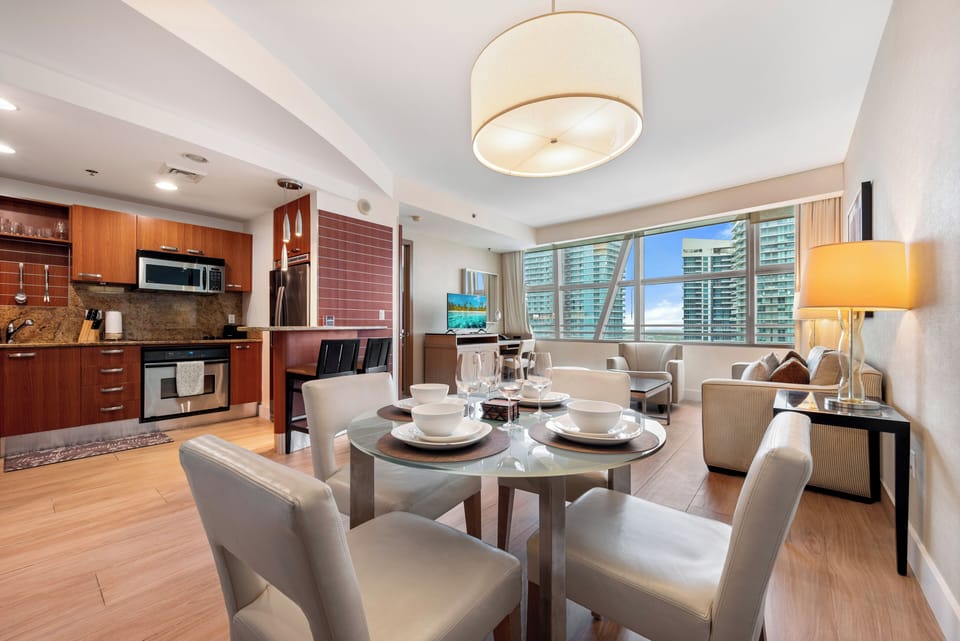 Luxury Apartment, City View | Dining room