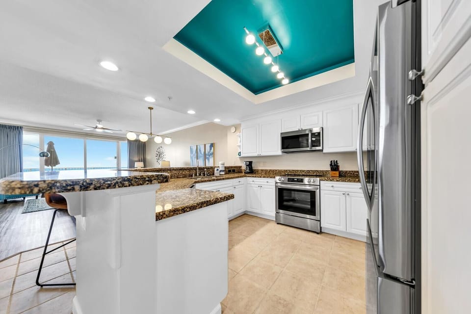 Condo, Multiple Beds (Boardwalk 2101) | Private kitchen | Oven, toaster