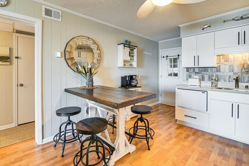 Dining Area | Dishware & Flatware
