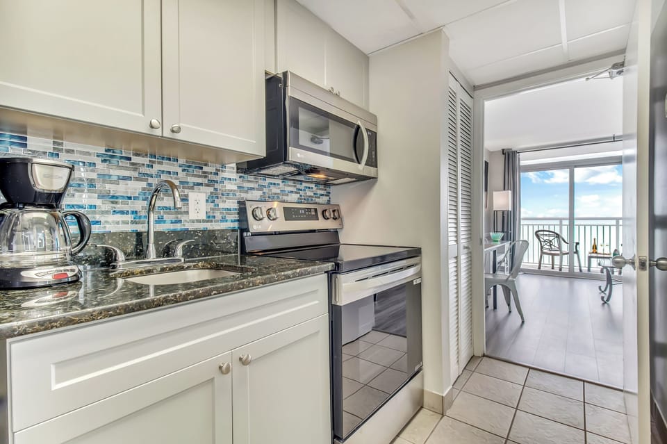 From sunrise breakfasts to sunset dinners, your kitchen is the heart of seaside living!