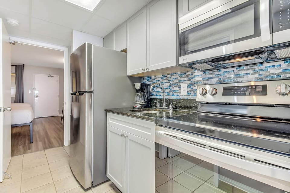From sunrise breakfasts to sunset dinners, your kitchen is the heart of seaside living!