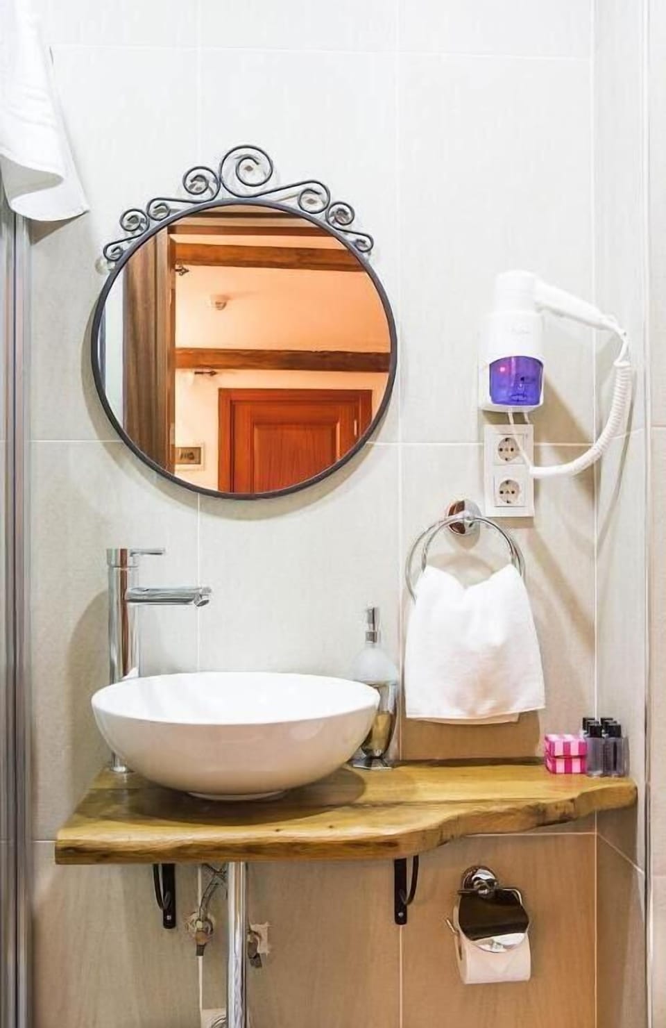Shower, free toiletries, hair dryer, towels