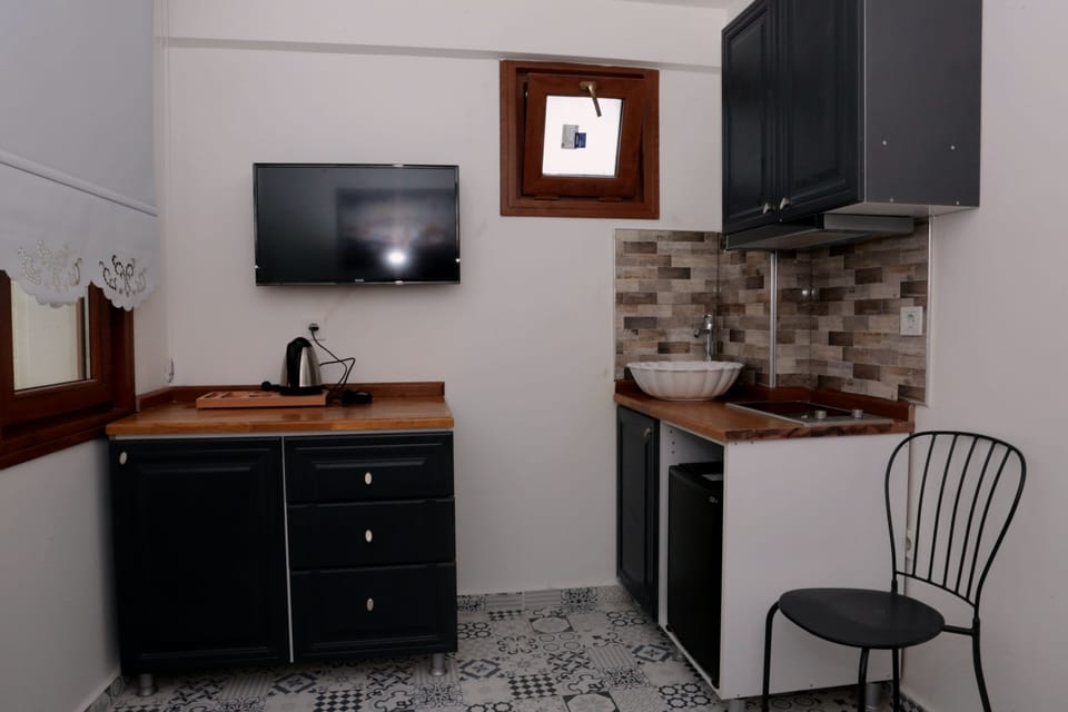 Family Quadruple Room, 2 Bedrooms, Non Smoking, Kitchen | Private kitchenette | Fridge, coffee/tea maker