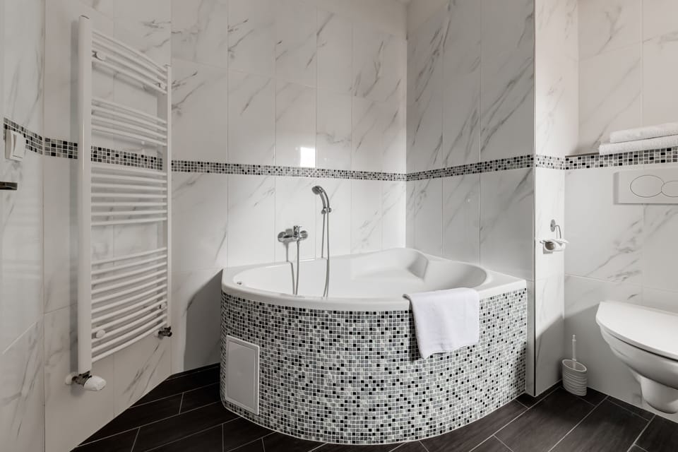 Executive Double Room, Fireplace | Bathroom | Shower, free toiletries, hair dryer, towels