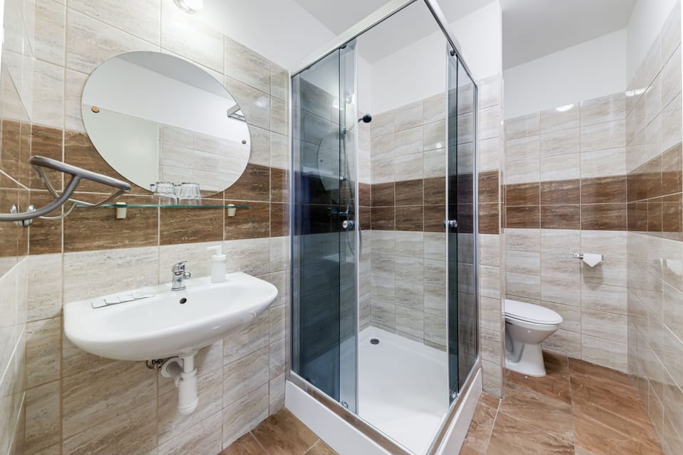 Economy Quadruple Room | Bathroom | Shower, free toiletries, hair dryer, towels