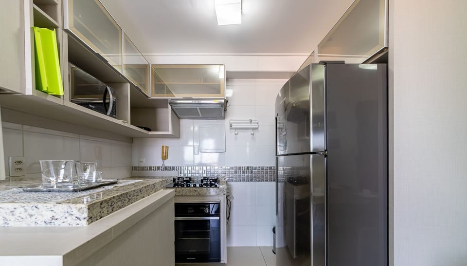 Apartment | Private kitchenette | Electric kettle, dining tables