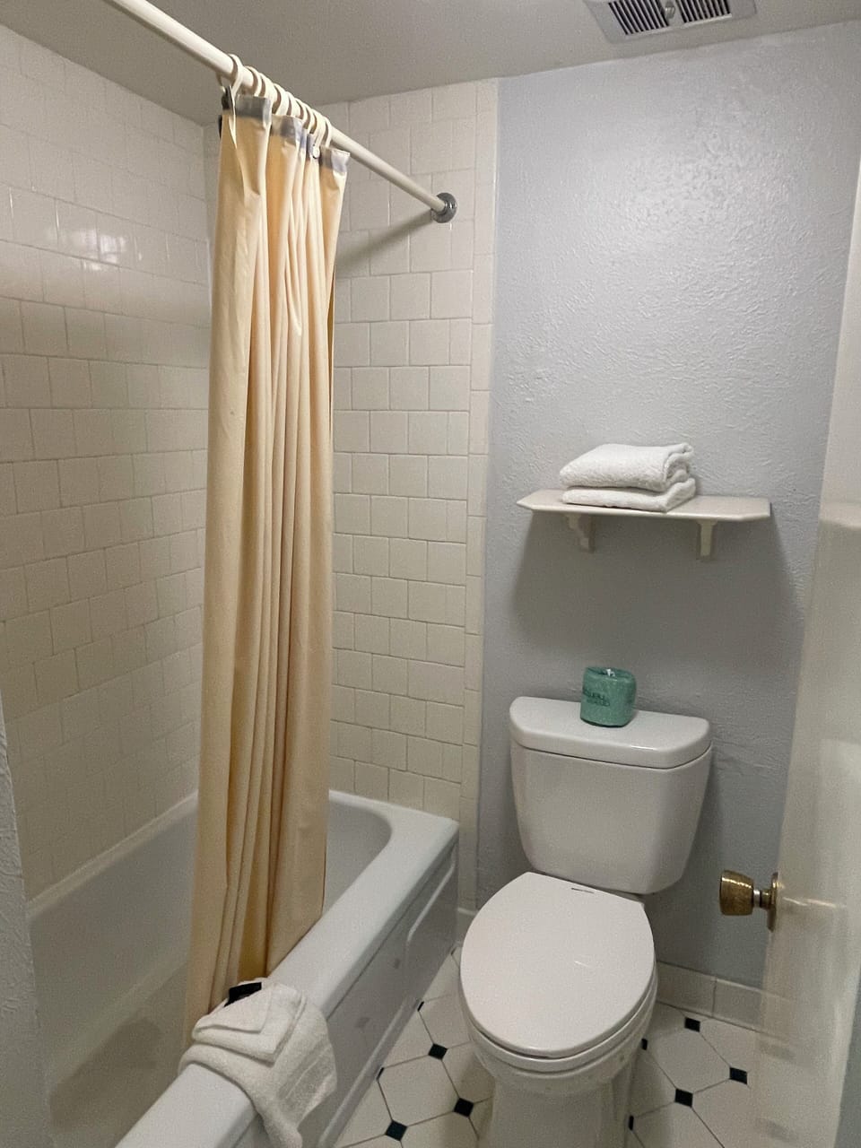 Combined shower/tub, free toiletries, hair dryer, towels