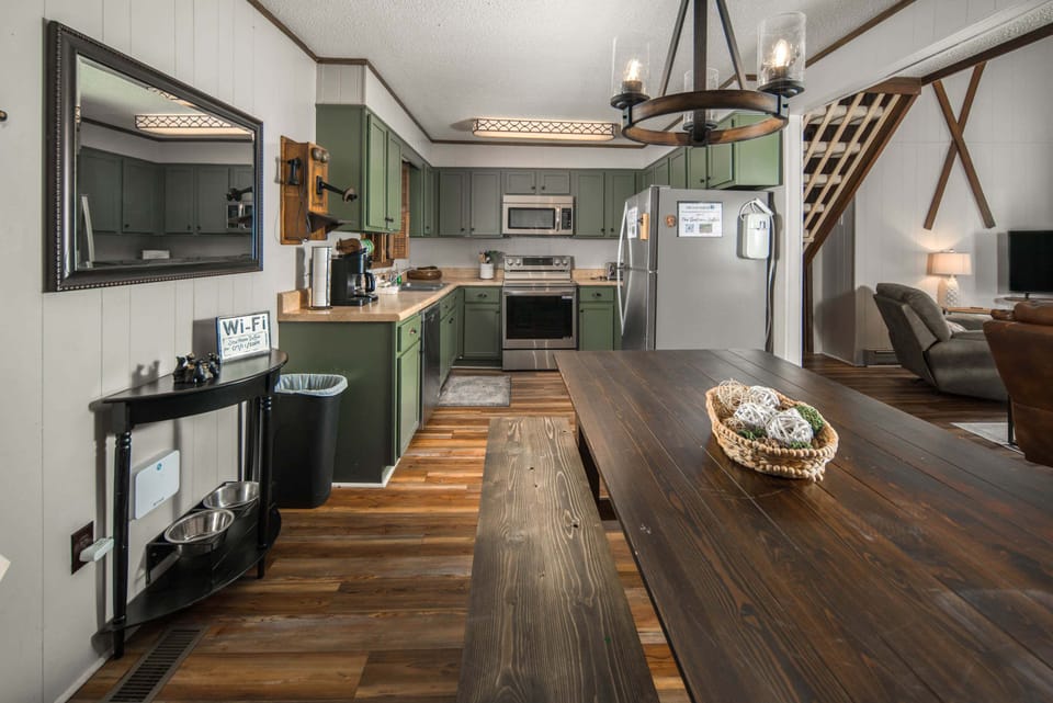 Spacious dining area and fully equipped kitchen perfect for family meals and mountain getaway gatherings