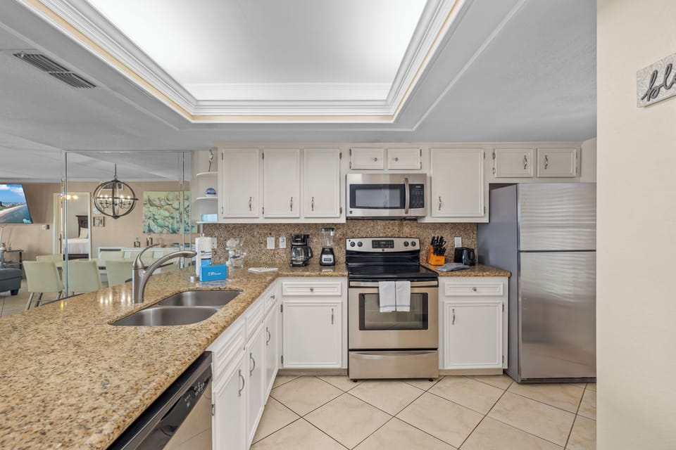 Fully equipped kitchen with stainless steel appliances!