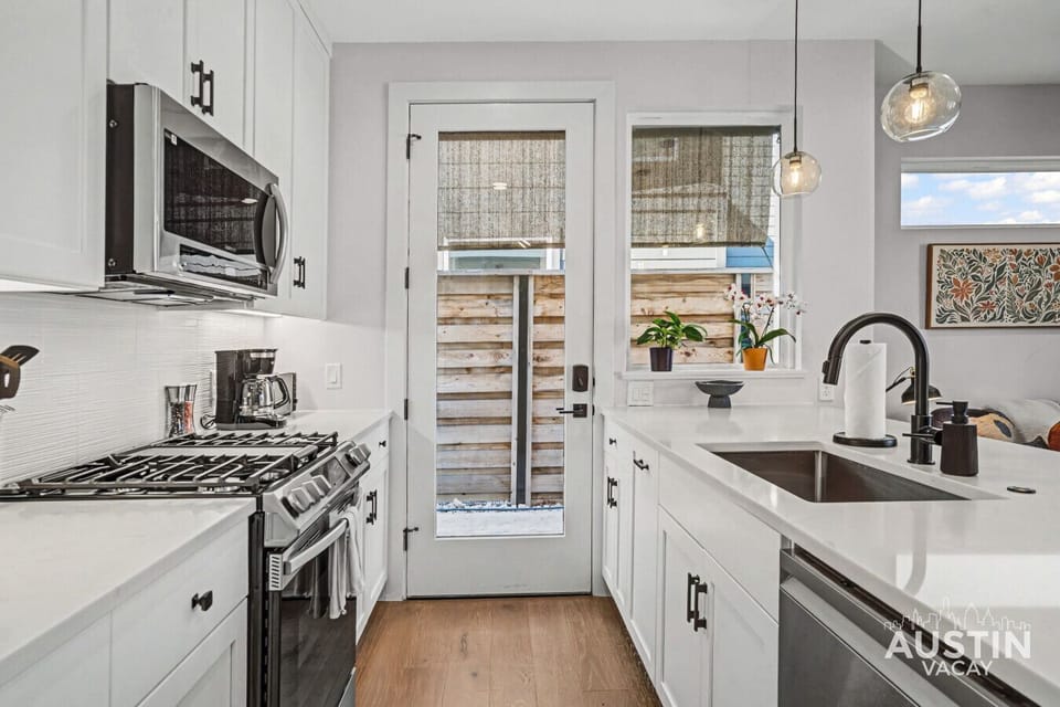 This kitchen doesn’t cook. It slays, sparkles, and steals the spotlight.