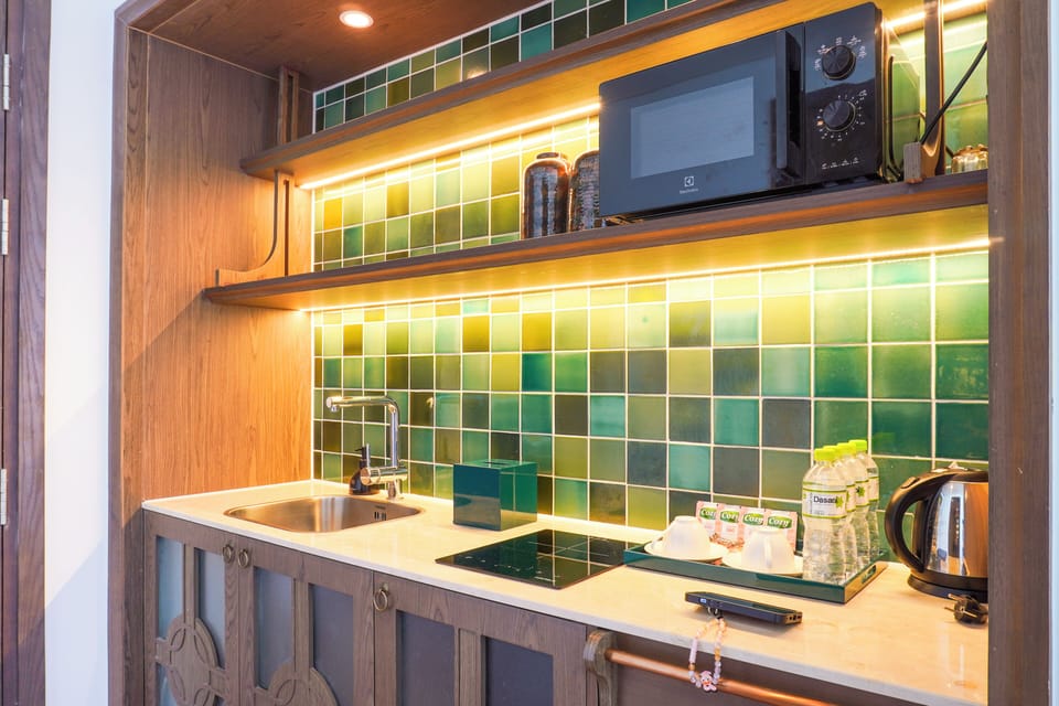 Deluxe Suite, Balcony, Sea View | Private kitchen | Mini-fridge, microwave, stovetop, cookware/dishes/utensils