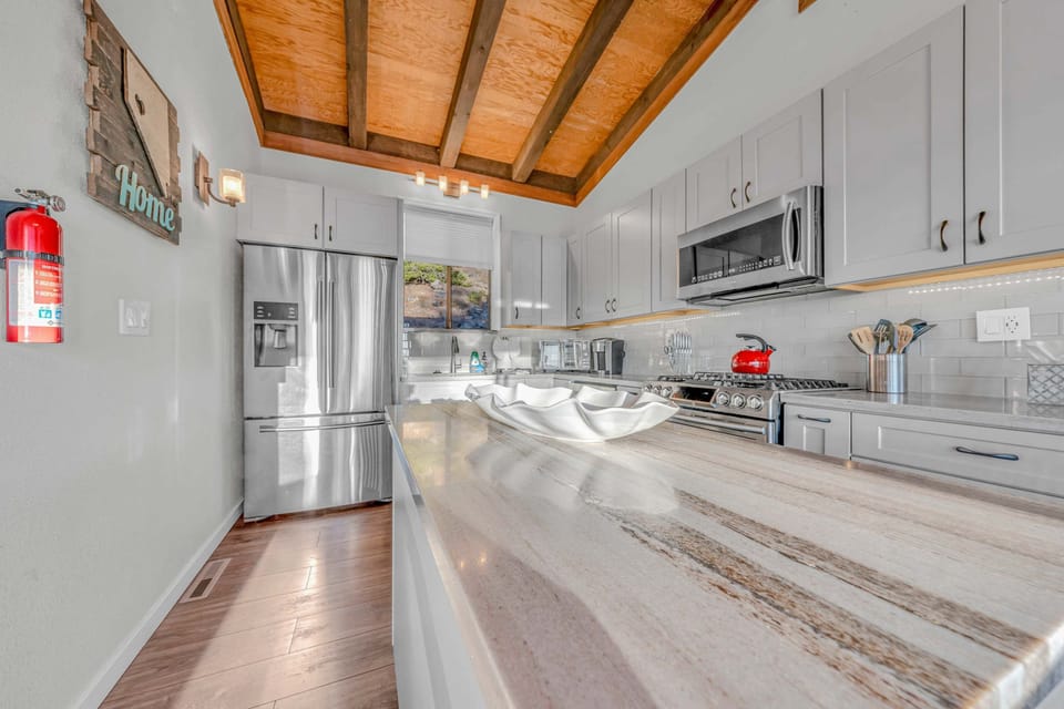  Kitchen: Keurig, blender, toaster oven, cooking utensils, tableware
