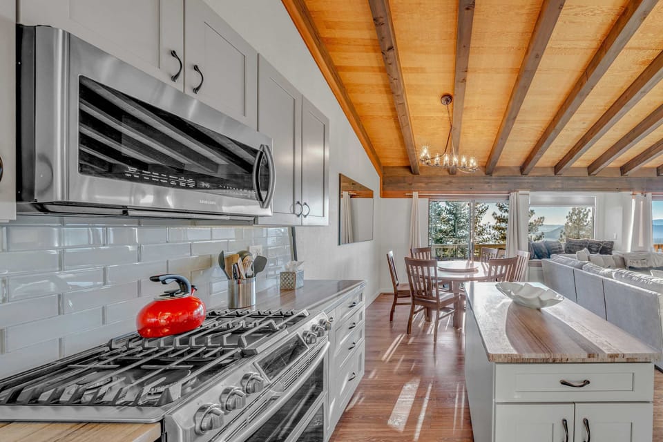  Kitchen: Keurig, blender, toaster oven, cooking utensils, tableware

