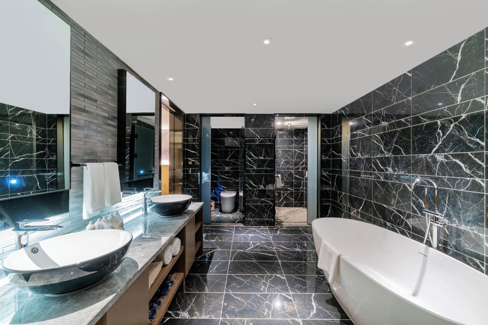 Executive Suite, City View | Bathroom | Shower, free toiletries, hair dryer, slippers
