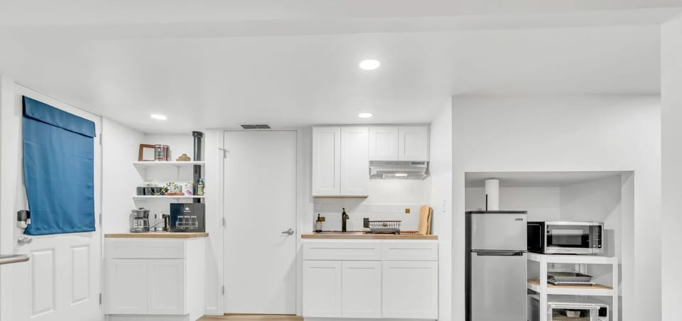 Make yourself at home in this fully equipped kitchenette, designed to make your stay simple and convenient.