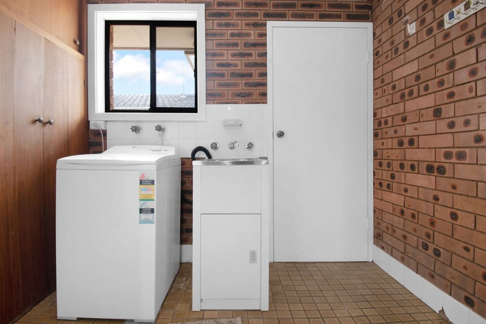 Laundry - Washing Machine + Clothesline/Drying Rack