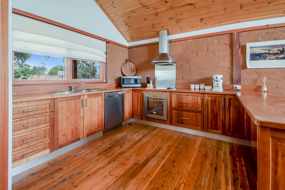 Kitchen + Nespresso Coffee Machine + Breakfast Bar/Stools