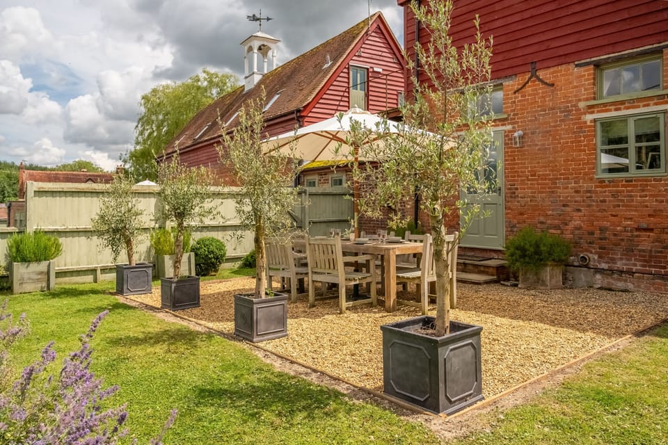 Belchamp Hall Coach House, Belchamp Walter: Enclosed garden to the rear of the property