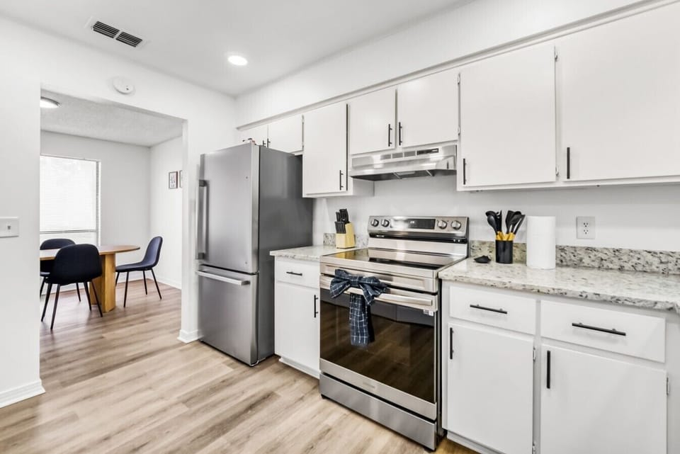 UnitBMagnoliaCirEKitchen3