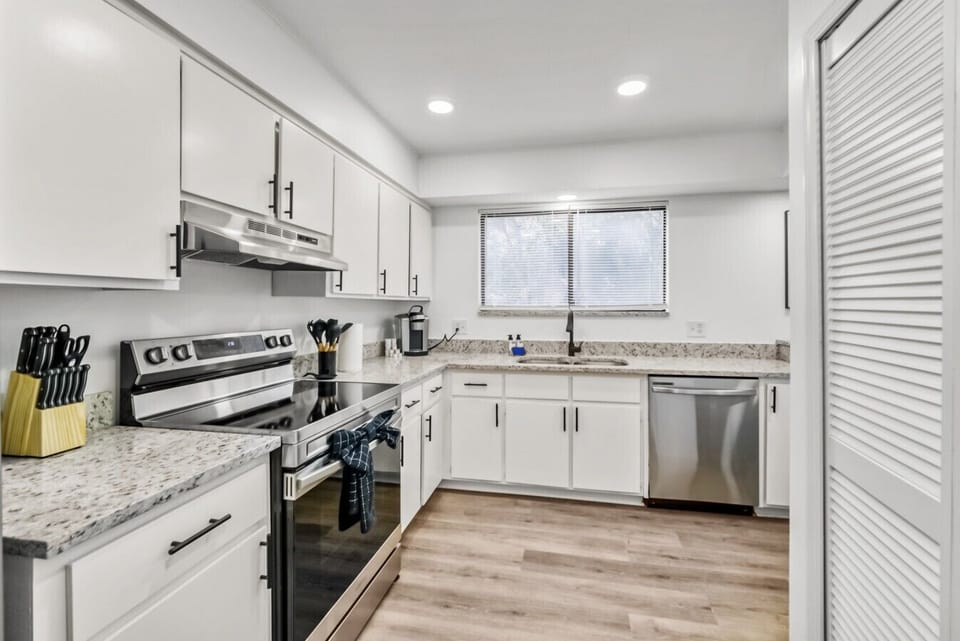 UnitBMagnoliaCirEKitchen1