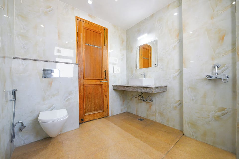 Shower, rainfall showerhead, free toiletries, towels