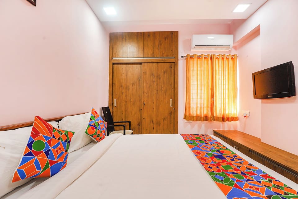 Deluxe Room | Egyptian cotton sheets, premium bedding, pillowtop beds, in-room safe