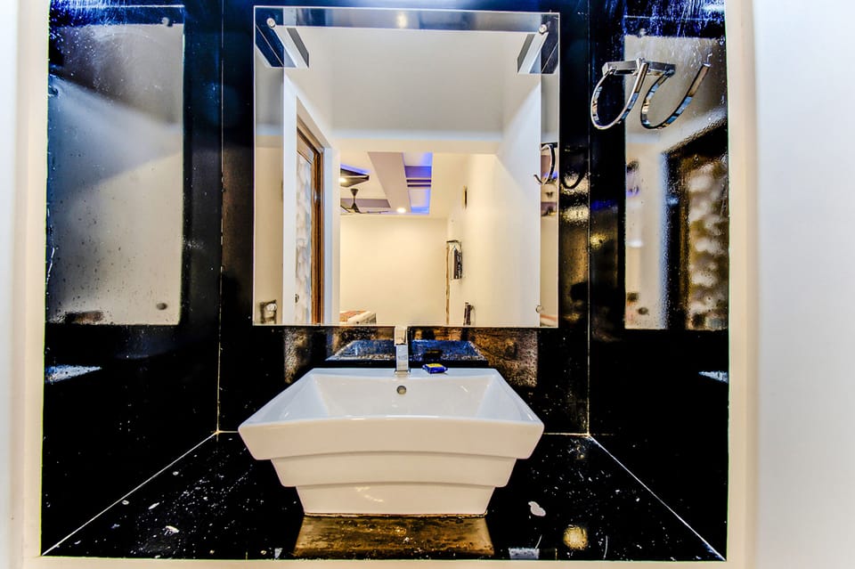 Premium Room | Bathroom | Shower, rainfall showerhead, free toiletries, towels