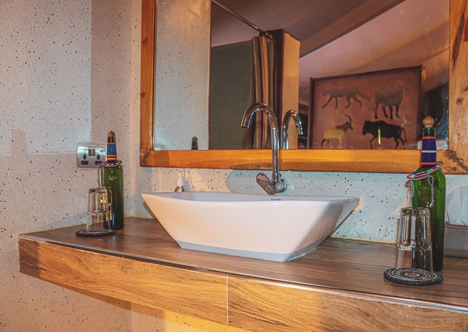 Executive Tent, Park View | Bathroom | Shower, free toiletries, towels, soap