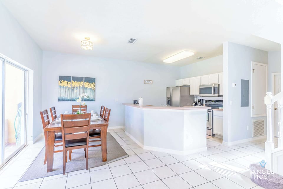 A fully-equipped kitchen and dining area, perfect for preparing and enjoying meals.