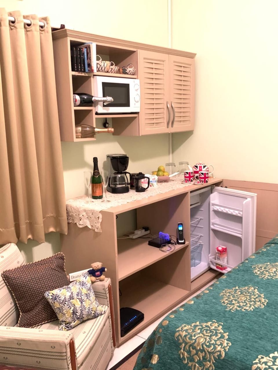 Soundproofing, free WiFi, bed sheets