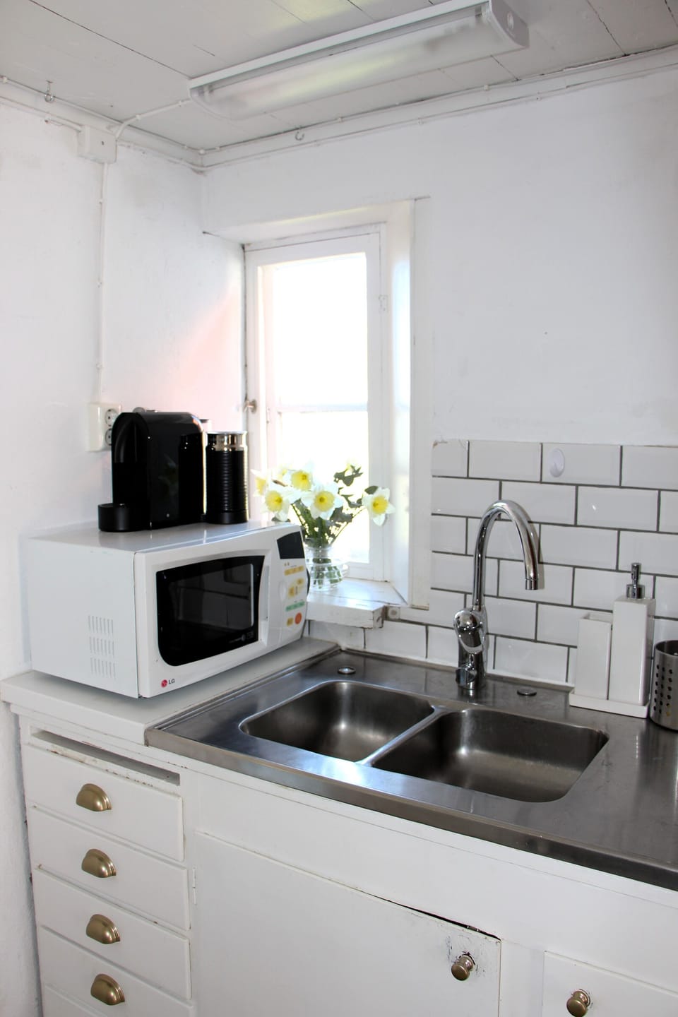 Full-size fridge, microwave, oven, stovetop