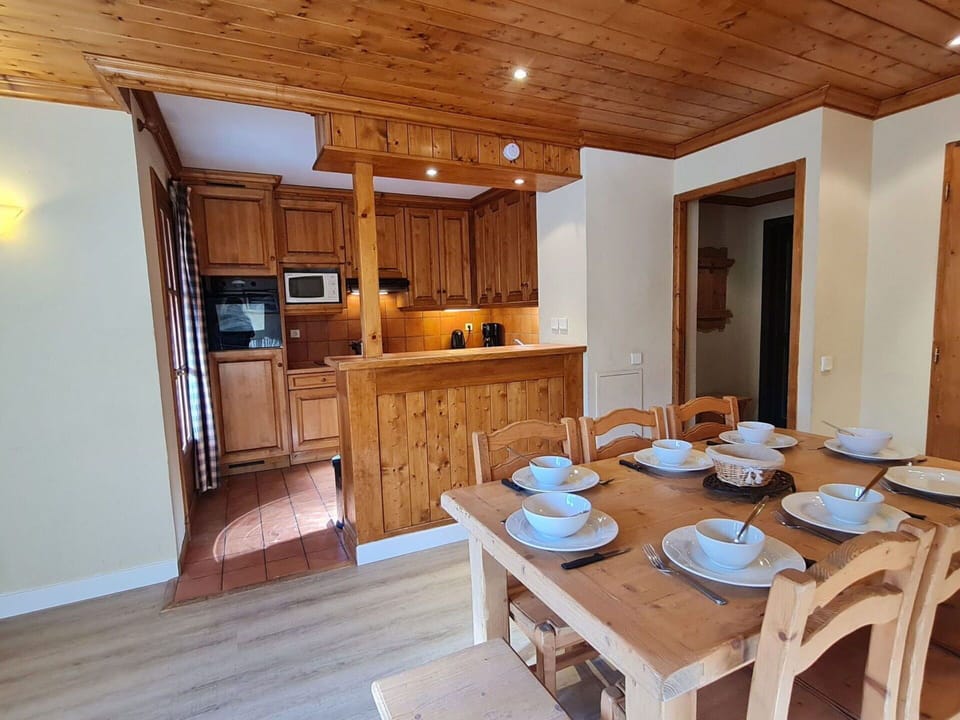 Flooring, Wood, Furniture, Interior Design, Floor, Ceiling, Cabinetry, Room, Countertop, Hardwood