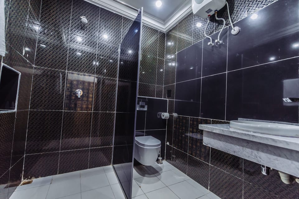 Exclusive Penthouse, City View | Bathroom | Free toiletries, hair dryer, towels
