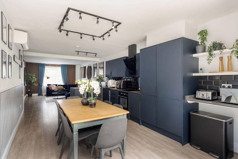 Luxury Duplex, 4 Bedrooms, Air conditioning | Private kitchen | Full-size fridge, microwave, oven, stovetop