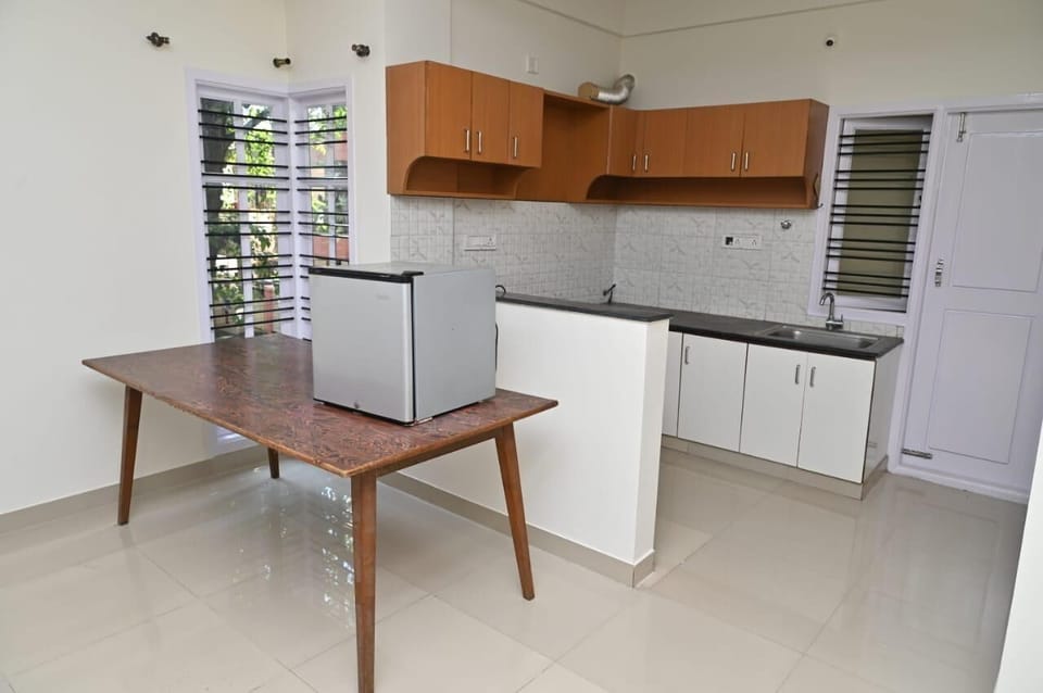 Classic Apartment, 1 Bedroom, Balcony, City View | Private kitchen | Fridge, microwave, stovetop, cookware/dishes/utensils
