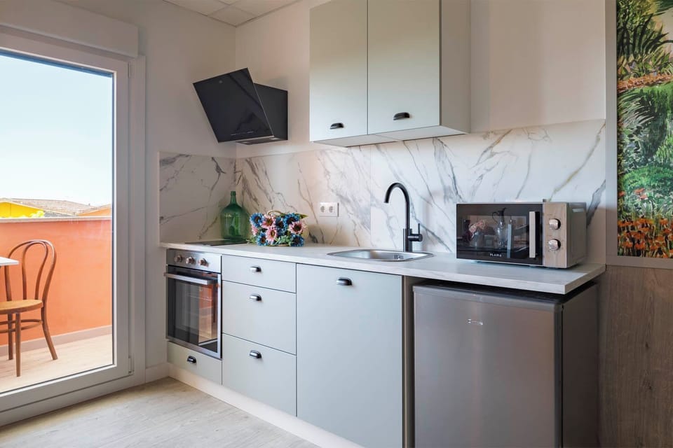 Superior Studio, Terrace | Private kitchen | Fridge, microwave, stovetop, cookware/dishes/utensils